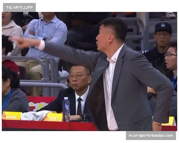 徐杰防守被劈叉动作绊倒眉骨开裂 未吹违体暴露危险动作认定标准